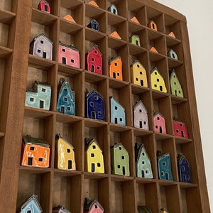 Case in ceramica in miniatura vendute singolarmente. Vari colori di smalto. Singoli su misura, unici, realizzati a mano dall'artista britannica Penny Howarth immagine 7