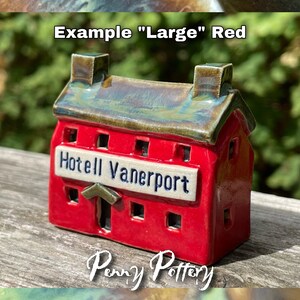 Miniatyr keramik med "Ditt namn"-motiv, gammal brittisk pub / värdshus / bar / butik. Liten, medelstor, stor storlek. Unik, skräddarsydd och handgjord på beställning av Penny. bild 7