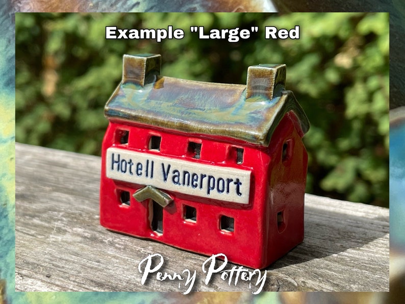 Miniatyr keramik med "Ditt namn"-motiv, gammal brittisk pub / värdshus / bar / butik. Liten, medelstor, stor storlek. Unik, skräddarsydd och handgjord på beställning av Penny. bild 7