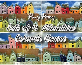 Lots de 10 maisons miniatures en céramique + 1 remise/chenil. Superbes collections arc-en-ciel. Petites maisons de poterie douces. Sur mesure et fait main par Penny