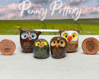 Famille de hiboux miniatures en céramique. Sets de 4 oiseaux. Fait à la main par l'artiste britannique Penny Howarth