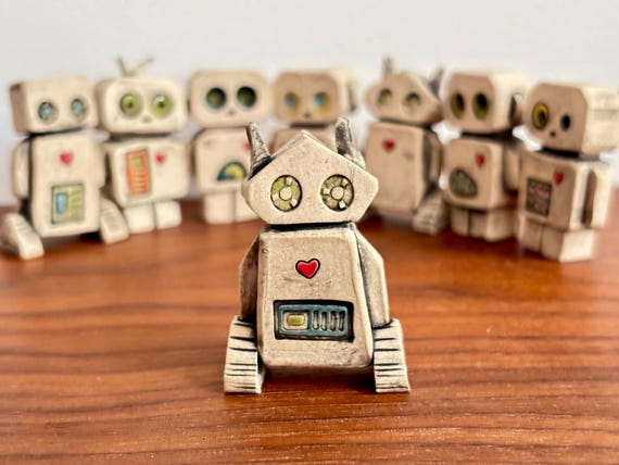 手作りの陶器製ロボット。鮮やかな釉薬のディテールが施された 手作りの陶器製ロボット。鮮やかな釉薬のディテールが施された
