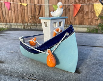 Barco de pesca de Cornualles "Boscastle" - Temática náutica / marina - Obra de arte de cerámica esmaltada hecha a mano por el artista de cerámica coleccionado del Reino Unido Penny Howarth