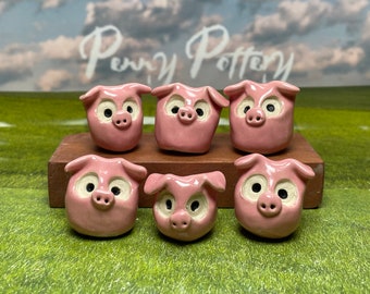 Cochons miniatures en céramique. Piggies de caractère en édition limitée vendus à l'unité. Fabriqué à la main par l'artiste britannique Penny Howarth.