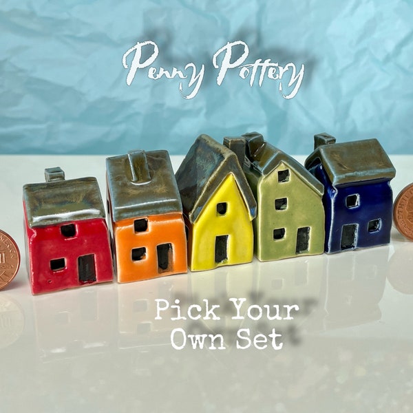 Choisissez votre propre maison miniature en céramique de collection Penny Pottery. Mélangez un arc-en-ciel de joyeuses petites maisons de poterie. Fabriqué à la main avec expertise