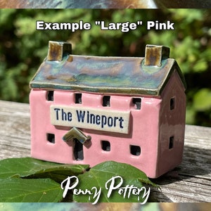 Miniatyr keramik med "Ditt namn"-motiv, gammal brittisk pub / värdshus / bar / butik. Liten, medelstor, stor storlek. Unik, skräddarsydd och handgjord på beställning av Penny. bild 4