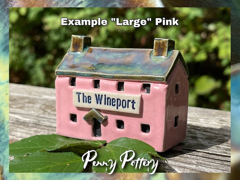 Miniatyr keramik med "Ditt namn"-motiv, gammal brittisk pub / värdshus / bar / butik. Liten, medelstor, stor storlek. Unik, skräddarsydd och handgjord på beställning av Penny. bild 4