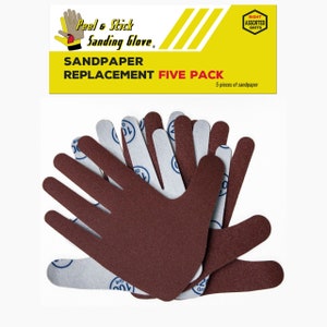 Könnte beinhalten: Fünf Packungen Schleifpapier-Ersatzblätter für einen Schleifhandschuh. Die Blätter sind handförmig mit fünf Fingern und braun. Die Verpackung ist gelb mit schwarzem Text, der "Peel & Stick Sanding Glove" und "Sandpaper Replacement Five Pack" lautet.