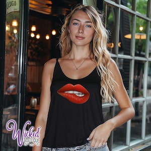 Camiseta sin mangas con espalda nadadora y labios mordedores: camiseta gráfica coqueta