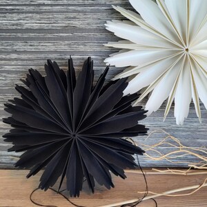 1 Stück Papierblume in Schwarz oder Weiß, 3D, D 25,0 cm, T 5,5 cm, handgefertigt