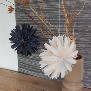 Papierblumen, 1 Stück, 3D, D 15,0 cm in Cremeweiß, Antik, Grau oder Schwarz, handgefertigt