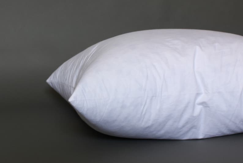 Puede incluir: Una almohada blanca con una textura suave y lisa. La almohada est&aacute; ligeramente arrugada y parece estar hecha de algod&oacute;n.