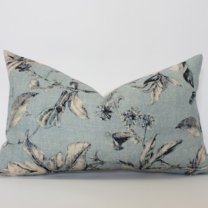 FUORI PRODUZIONE ~ Cuscino lombare floreale blu, cuscino floreale di design, federa per cuscino azzurro, cuscino decorativo grigio blu polvere // Brooklyn