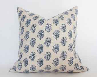 Marineblauw bloemenkussen, Indigo bloemenprintkussen, crèmeblauwe kussens, designer kussensloop voor bank, bloemenkussenhoes