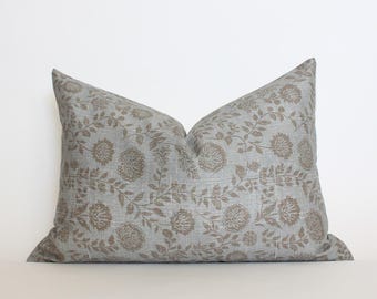 Funda de almohada lumbar floral, almohada lumbar azul pizarra, funda lumbar azul grisácea, almohada lumbar estilo granja, almohada lumbar decorativa // Briette