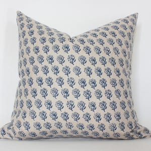 Blauer Blumenkissenbezug, Indigo Blumenkissen, Blockdruckblaues Sofakissen, Marineblaue dekorative Kissen, 20x20, 22x22 || Astern
