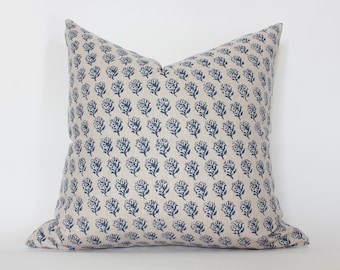 Blauwe kussensloop met bloemen, sierkussen indigobloemen, blauw blokprint bankkussen, marineblauwe decoratieve kussens, 20 x 20, 22 x 22 || Aster