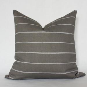 Cuscino a righe marroni 22x22, cuscino da tiro marrone scuro 18x18, copricuscini marroni per divano, copricuscino marrone scuro 20x20 // Righe marroni