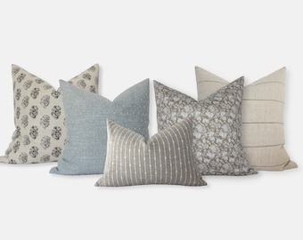 Lichtblauwe kussenset, neutrale kussencombinaties, blauwe en crèmekleurige kussens, neutrale kussens voor bank, kussenslopen lente || Mai