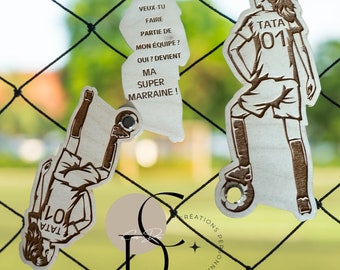 Tarjeta personalizada para proponer padrinos/madrinas - Tema de futbolista | Tarjeta de madera grabada | Regalo original para anunciar el nacimiento de un hijo/a