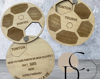 Tarjeta personalizada para proponer padrinos con temática futbolística | Tarjeta de madera grabada | Regalo original para anunciar el nacimiento de un hijo