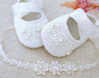 Baptism Shoes with Daisy Flowers in Off White, Christening Shoes with Headband, Lace Headband and Crochet Daisy Flowers, Baptism Booties
