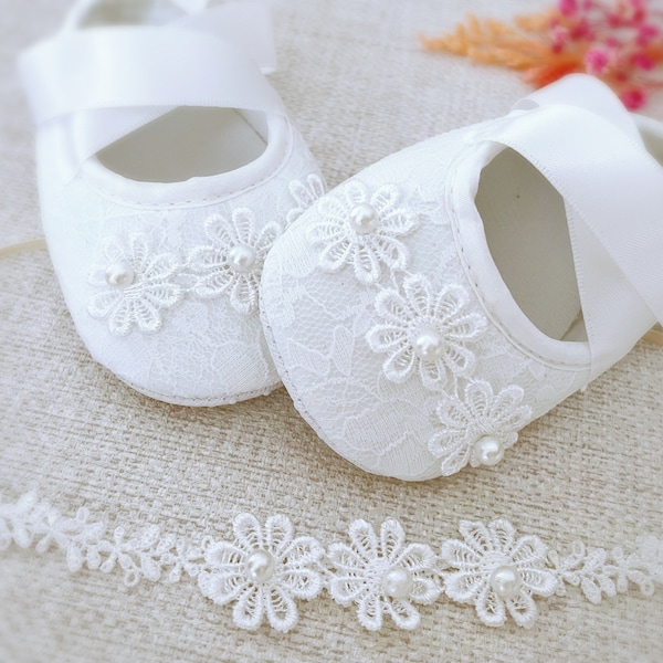 Baptism Shoes with Daisy Flowers in Off White, Christening Shoes with Headband, Lace Headband and Crochet Daisy Flowers, Baptism Booties