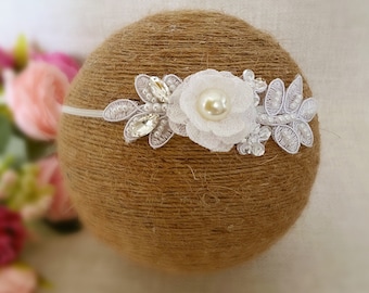 Baby-Tauf-Stirnband in reinem Weiß, Baby-Tauf-Stirnband mit Spitzenblume, Perlen, Pailletten und Strasssteinen, Blumenmädchen-Stirnband
