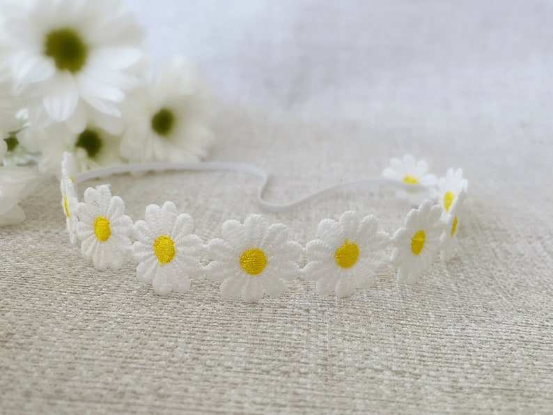 Baby Daisy Flower Headband, Baptism Headband with Flowers, Baby Christening Headband, Crochet Daisy Flowers, Summer Headband, Flower Girl zdjęcie 5