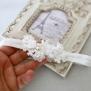 Baby Taufstirnband in Off White, Baby Taufstirnband, Häkelspitze, Gänseblümchen Blumen, Satin Rosen Und Perlen Bild 6