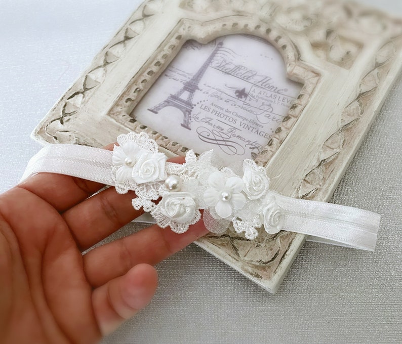 Bandeau de baptême de bébé blanc cassé, bandeau de baptême de bébé, dentelle au crochet, marguerites, roses en satin et perles image 6