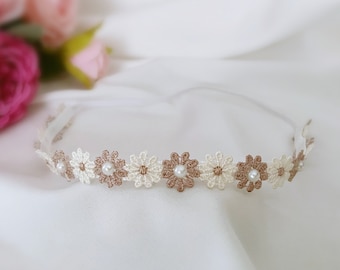 Bandeau bébé marguerite fleur, bandeau de baptême avec fleurs, perles, bandeau de baptême, fleurs marguerite au crochet, bandeau d'été, bouquetière