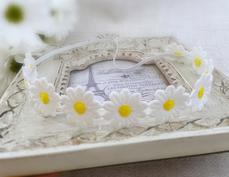 Baby Daisy Flower Headband, Baptism Headband with Flowers, Baby Christening Headband, Crochet Daisy Flowers, Summer Headband, Flower Girl zdjęcie 3