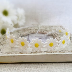 Baby Daisy Flower Headband, Baptism Headband with Flowers, Baby Christening Headband, Crochet Daisy Flowers, Summer Headband, Flower Girl zdjęcie 1