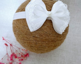 Baby Taufe Stirnband in OFF WHITE, Taufstirnband mit Satinschleife mit Perle und gehäkelten Gänseblümchen Blumen, großes Schleifen Stirnband, Baby Geschenk