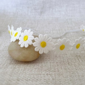 Baby Daisy Flower Headband, Baptism Headband with Flowers, Baby Christening Headband, Crochet Daisy Flowers, Summer Headband, Flower Girl zdjęcie 7