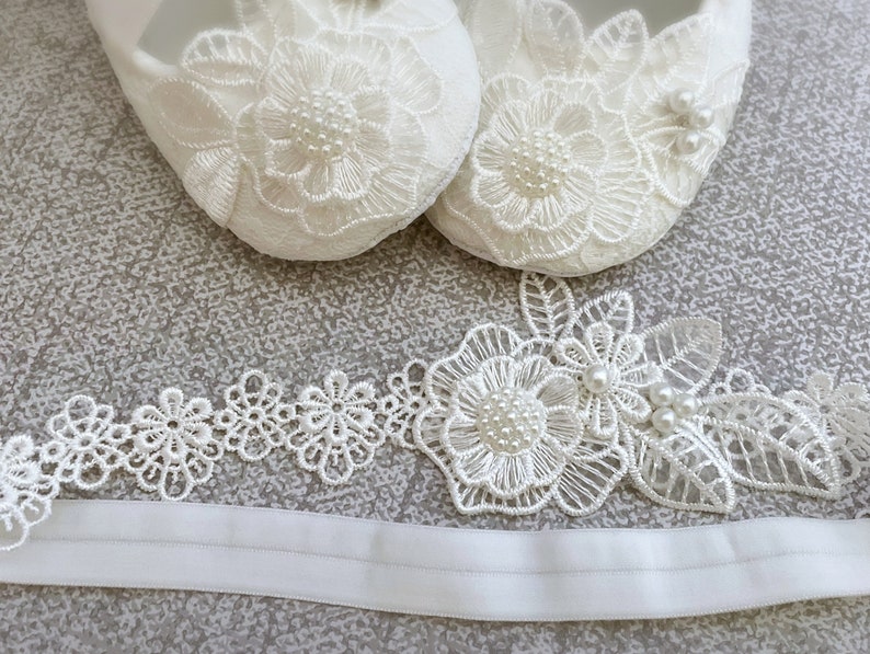 Baby Baptism Lace Headband in Off White, Baby Christening Headband, Lace Daisy Flower, Lace Leaves and Pearls zdjęcie 8
