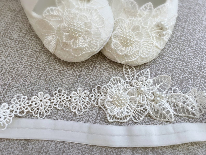 Bandeau de baptême en dentelle blanc cassé, bandeau de baptême de bébé, marguerite en dentelle, feuilles de dentelle et perles image 8