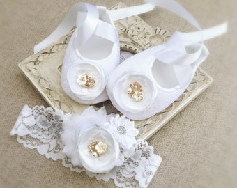 Chaussures de baptême blanches pour fille, chaussures de baptême, roses satinées, grappe de perles, fleur minable, fleur de marguerite, bandeau en dentelle, cadeau de douche de bébé