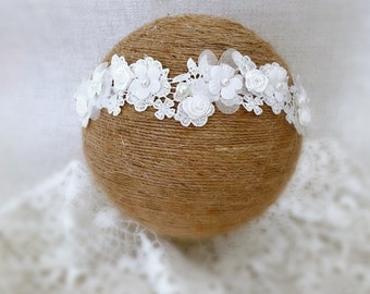 Diadema de bebé de bautismo en blanco roto, diadema de bautizo, diadema de encaje, diadema de ganchillo con flores de margarita, perlas, rosas de raso, regalo de bebé