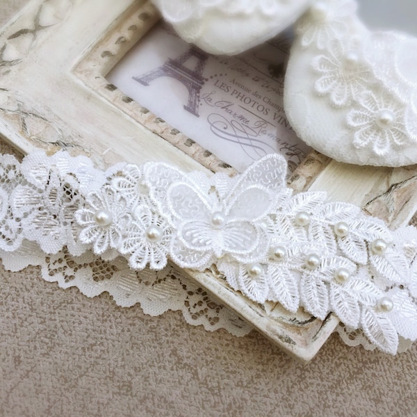 Bandeau en dentelle de baptême de bébé en blanc cassé, bandeau de baptême de bébé, feuilles de crochet avec perles, fleurs de marguerite et papillon