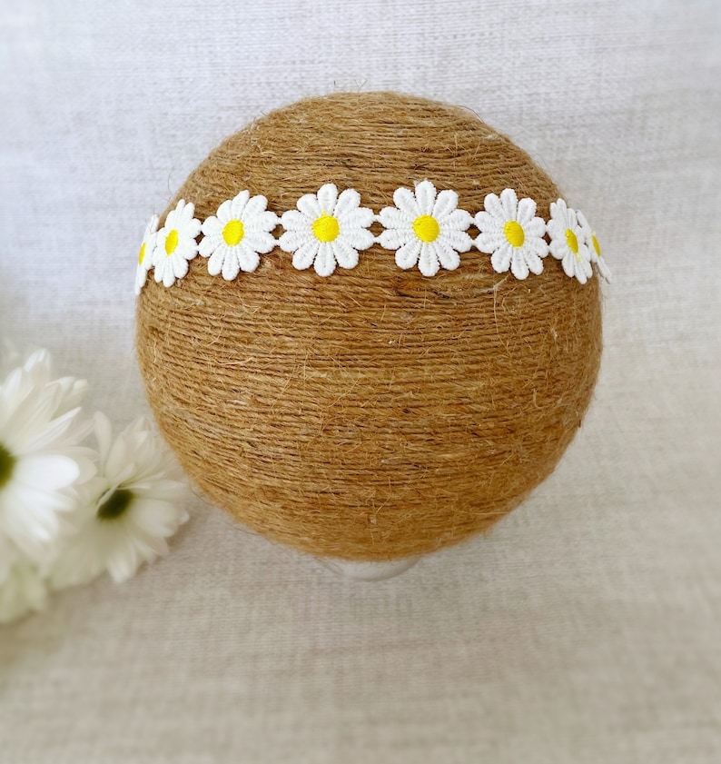 Baby Daisy Flower Headband, Baptism Headband with Flowers, Baby Christening Headband, Crochet Daisy Flowers, Summer Headband, Flower Girl zdjęcie 9