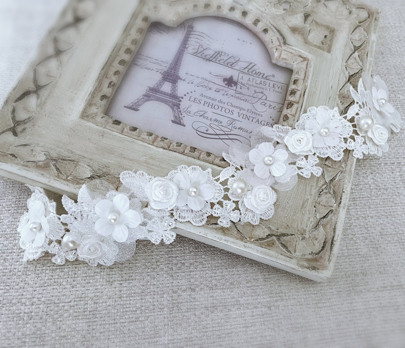 Bandeau bébé baptême en blanc cassé, bandeau de baptême, bandeau en dentelle, bandeau au crochet avec fleurs de marguerite, perles, roses en satin, cadeau pour bébé image 6