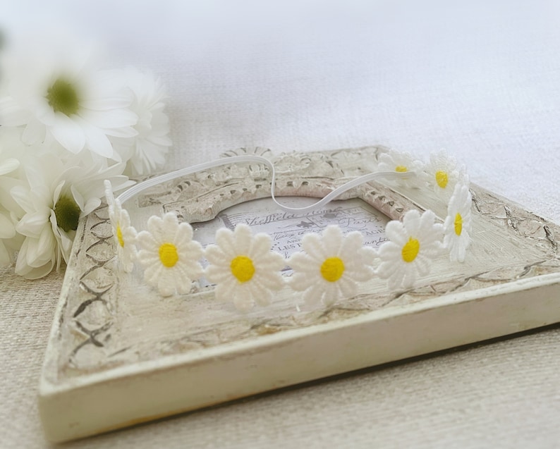 Baby Daisy Flower Headband, Baptism Headband with Flowers, Baby Christening Headband, Crochet Daisy Flowers, Summer Headband, Flower Girl zdjęcie 4