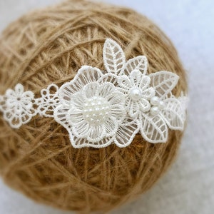 Baby Baptism Lace Headband in Off White, Baby Christening Headband, Lace Daisy Flower, Lace Leaves and Pearls zdjęcie 6