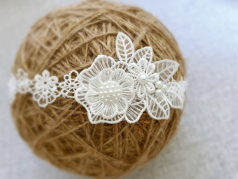 Baby Baptism Lace Headband in Off White, Baby Christening Headband, Lace Daisy Flower, Lace Leaves and Pearls zdjęcie 6