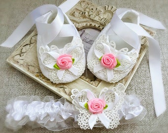 Zapatos de bautismo de niña, zapatos de bautizo, zapatos de niña de flores, mariposa de ganchillo, rosas rosadas, diadema con volantes, regalo de Baby Shower