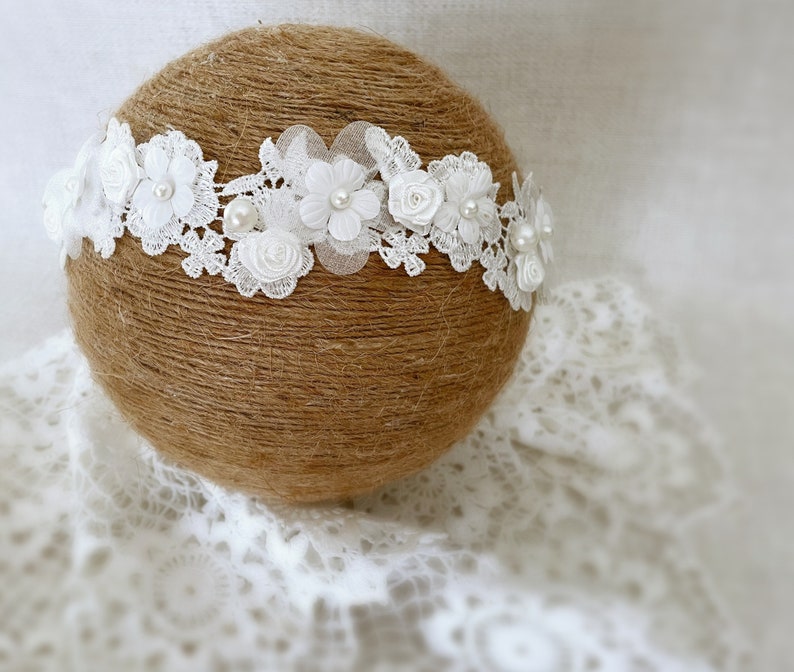 Bandeau bébé baptême en blanc cassé, bandeau de baptême, bandeau en dentelle, bandeau au crochet avec fleurs de marguerite, perles, roses en satin, cadeau pour bébé image 4