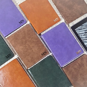 Cover magnetica rimovibile in ecopelle personalizzata con cinturino da polso per Pocketbook Verse Pro Color, Lite, Basic Lux 4/5, Era Color.