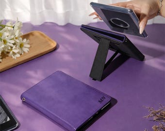 Funda Kobo personalizada de piel vegana color morado intenso con correa para Kobo Clara Colour, Clara BW, Clara HD, Libra Colour, con parte trasera magnética giratoria.